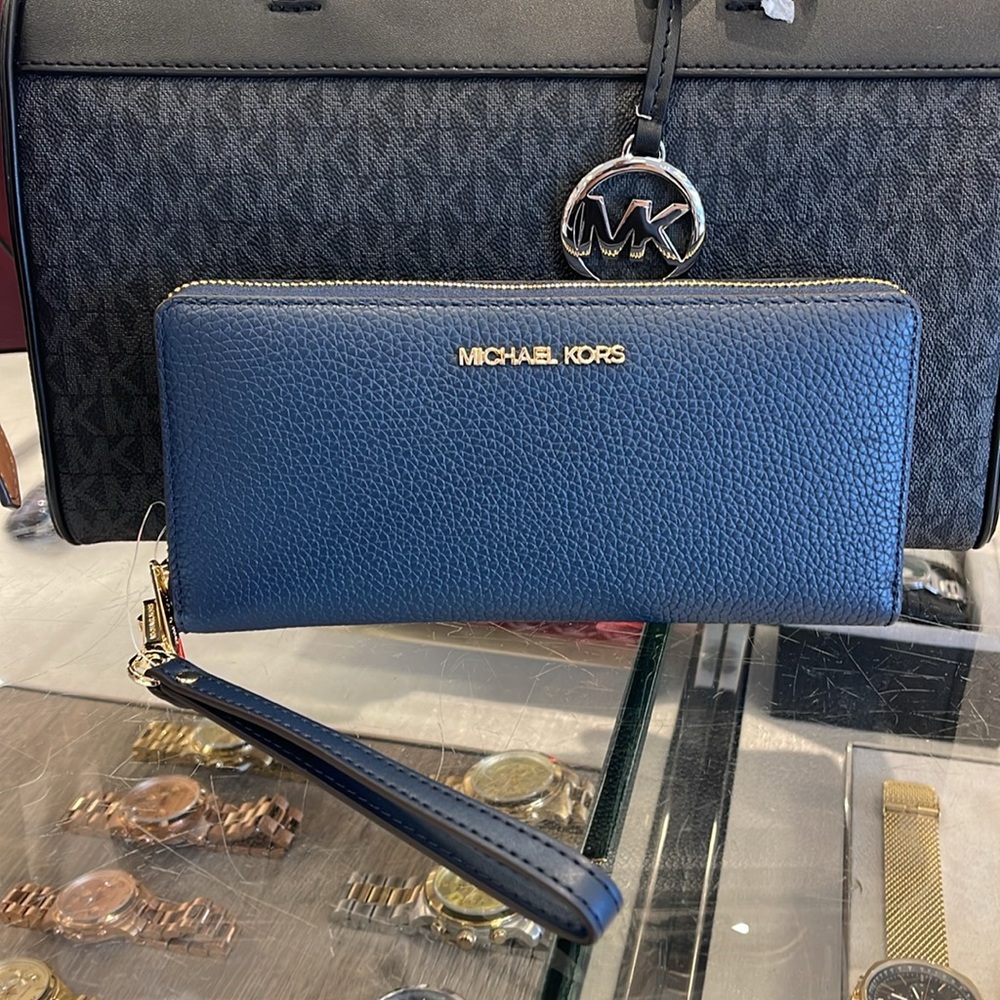 MICHAEL KORS LARGE TRAVEL CONTINENTAL WRISTLET WALLET NAVY BLUE COLOR
NWT - Picture 13 of 16